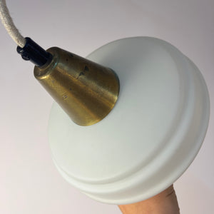 Hängelampe Opalglas Messing aus Dänemark