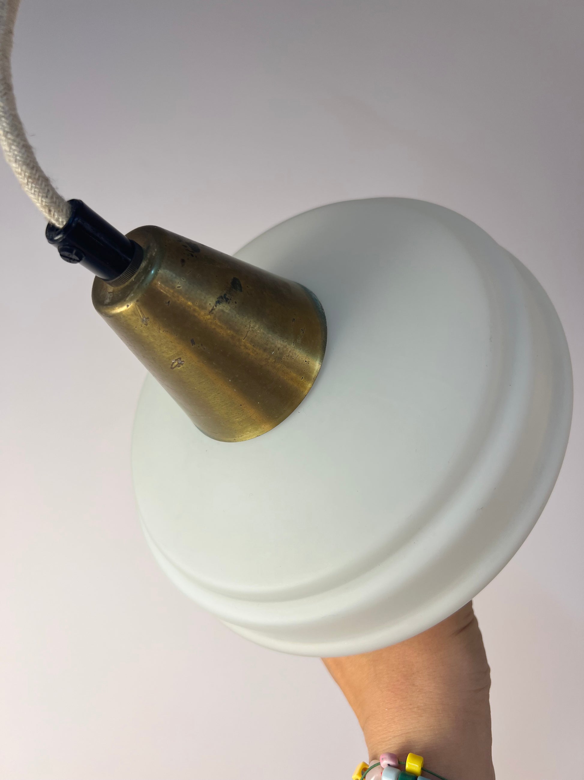 Hängelampe Opalglas Messing aus Dänemark