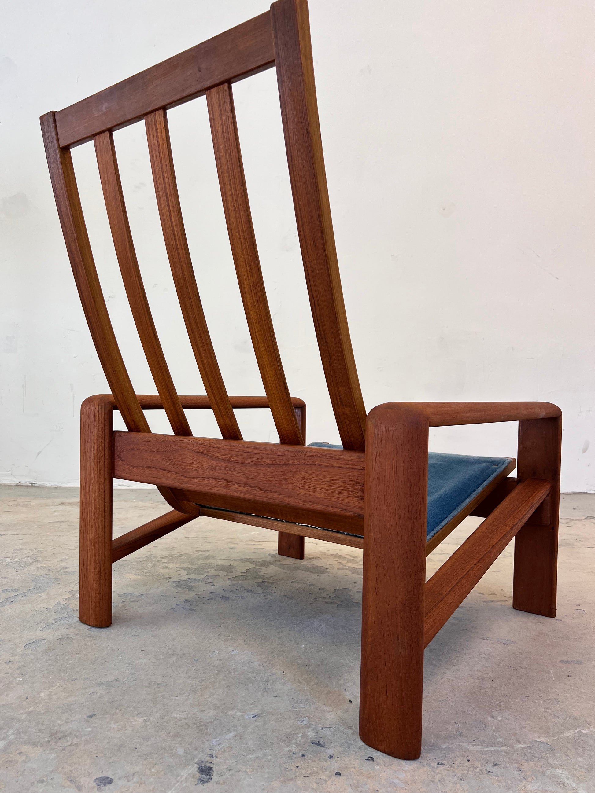 Sessel blau Samt und Teak Hochlehner