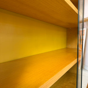 Vitrine Esche mit gelber Rückwand & neuen Hairpinlegs von Hellerau