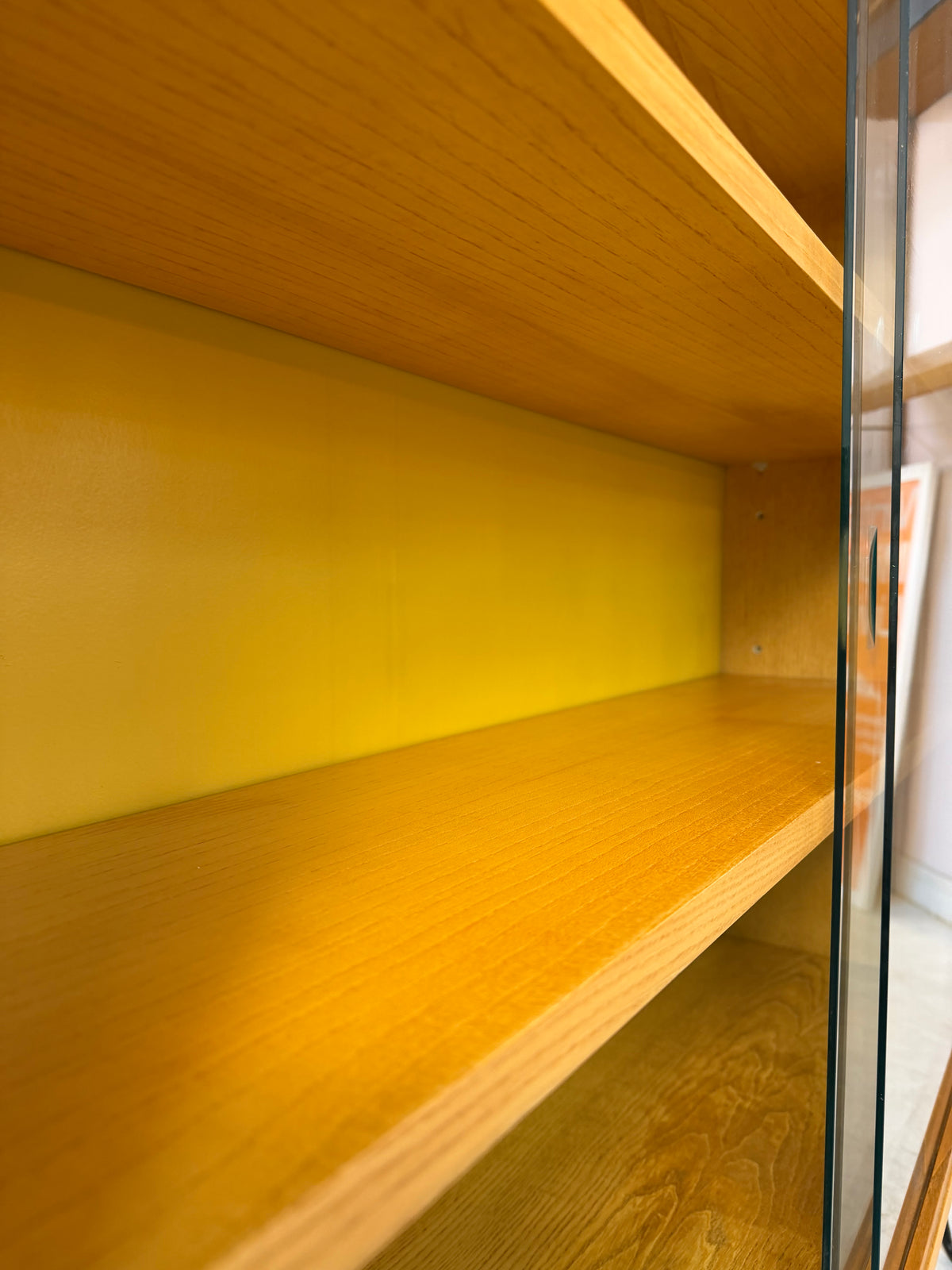Vitrine Esche mit gelber Rückwand & neuen Hairpinlegs von Hellerau