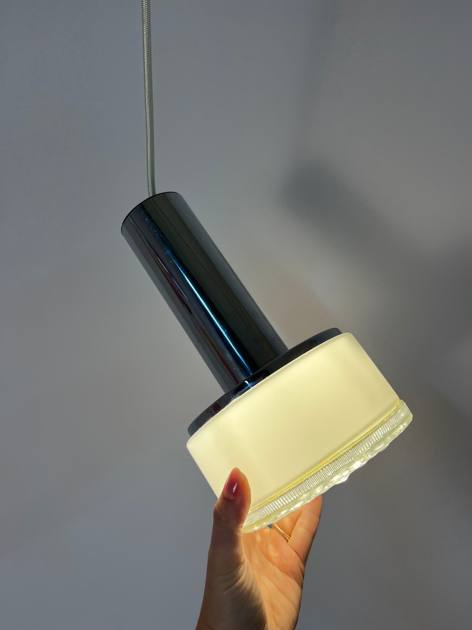 Hängelampe weiß Glas Chrom aus den Niederlanden
