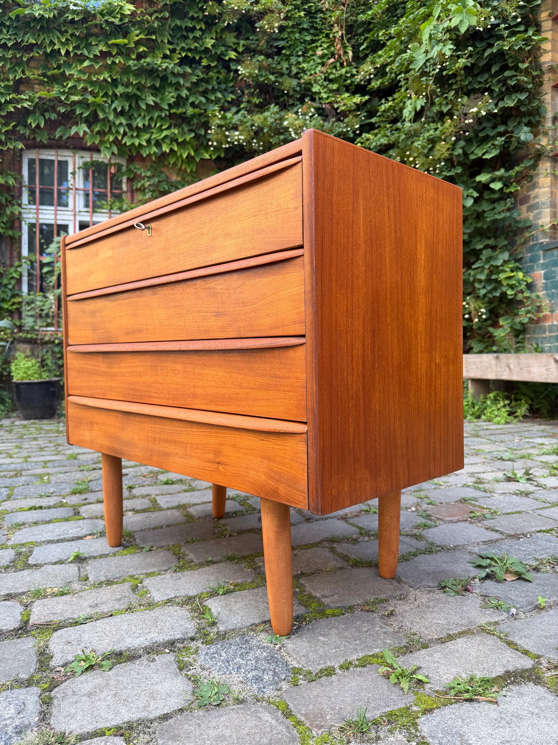 Kleine Kommode Teak mit Schloss aus Dänemark