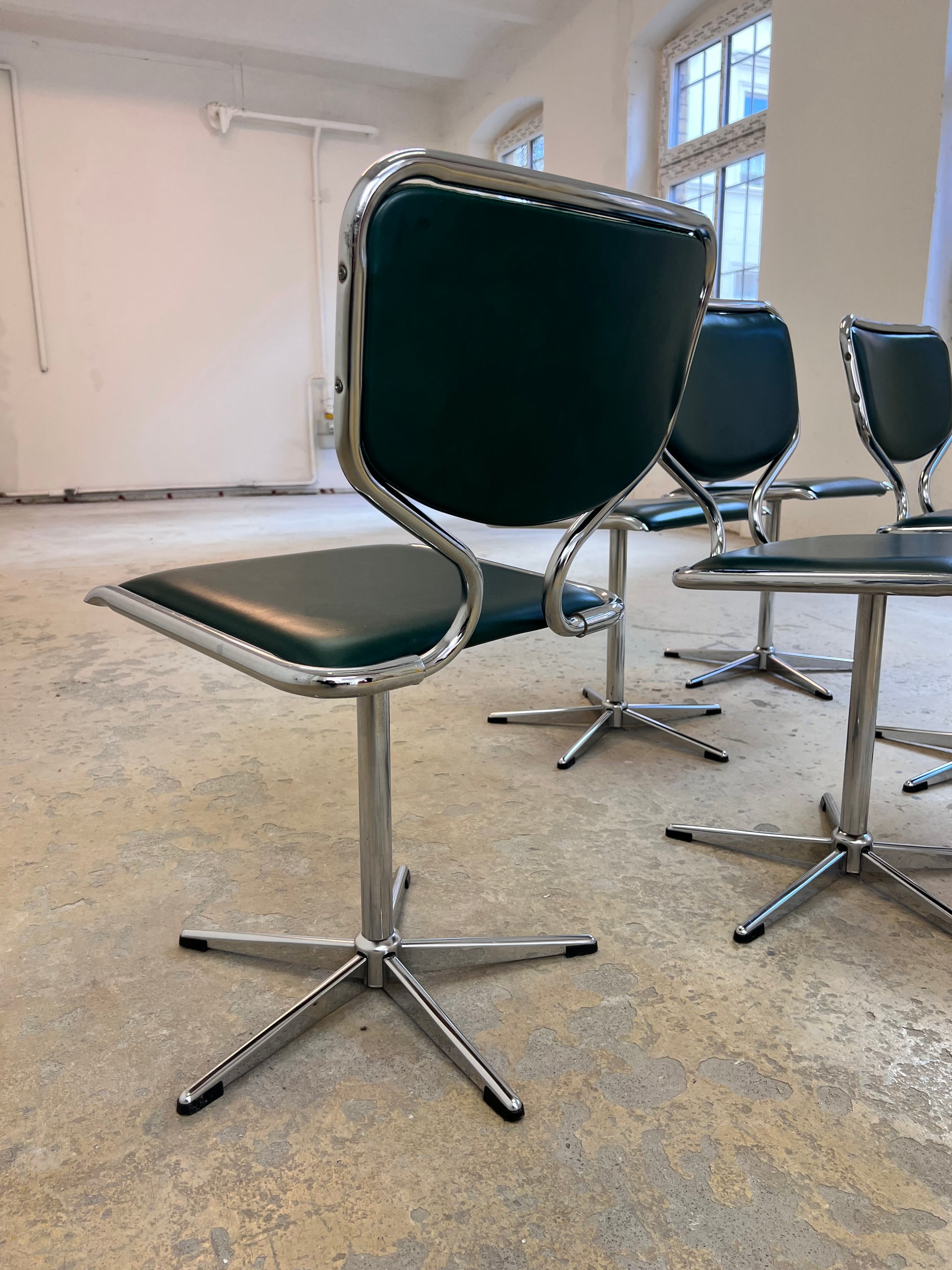 Drehbarer Polsterstuhl grün Kunstleder Chrom