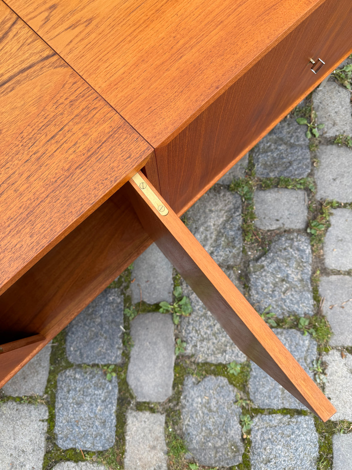 Sideboard Teak mit Flügeltüren & neuen Chromfüßen