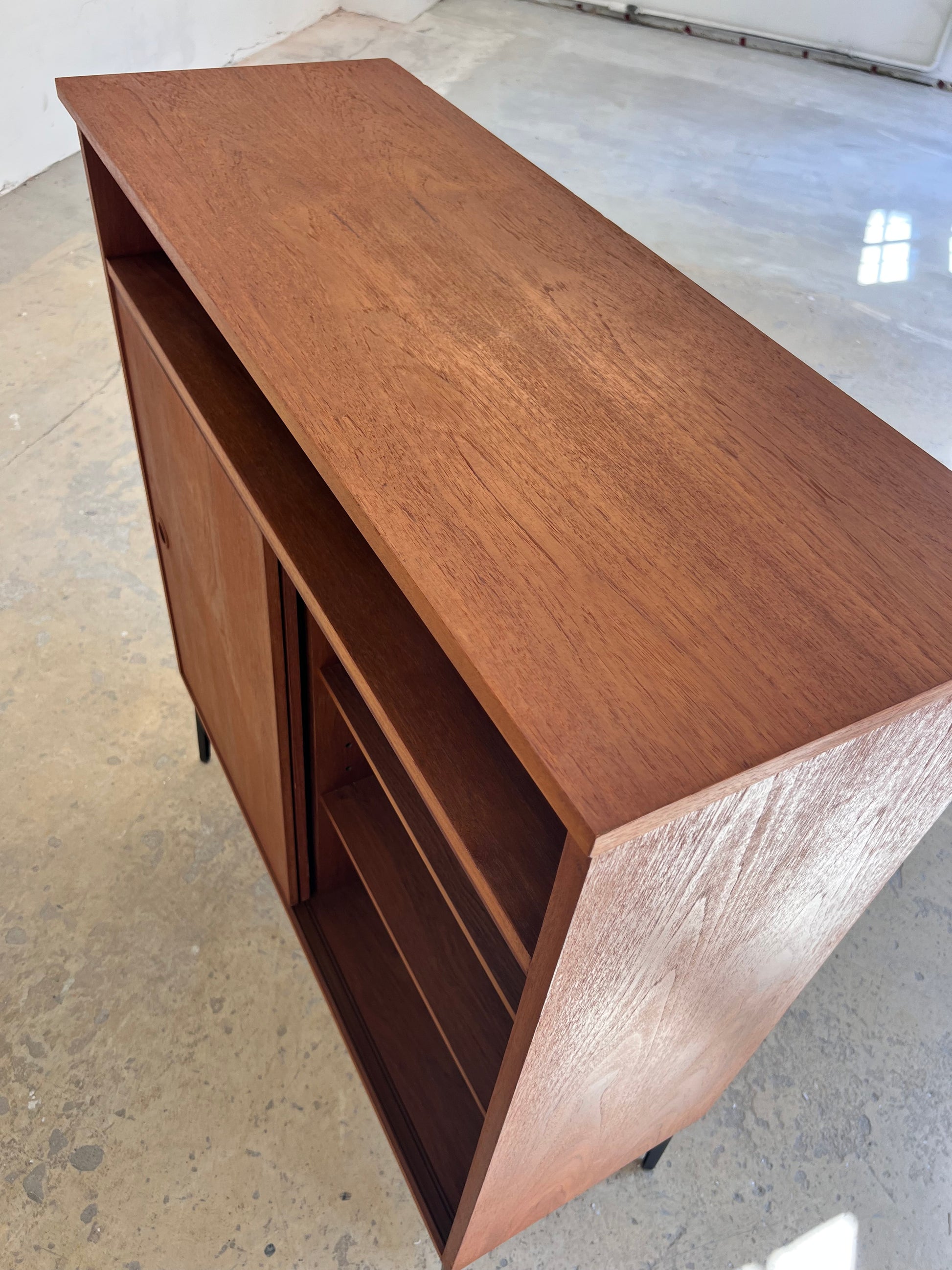 Schrank Teak mit Schiebetüren aus Dänemark