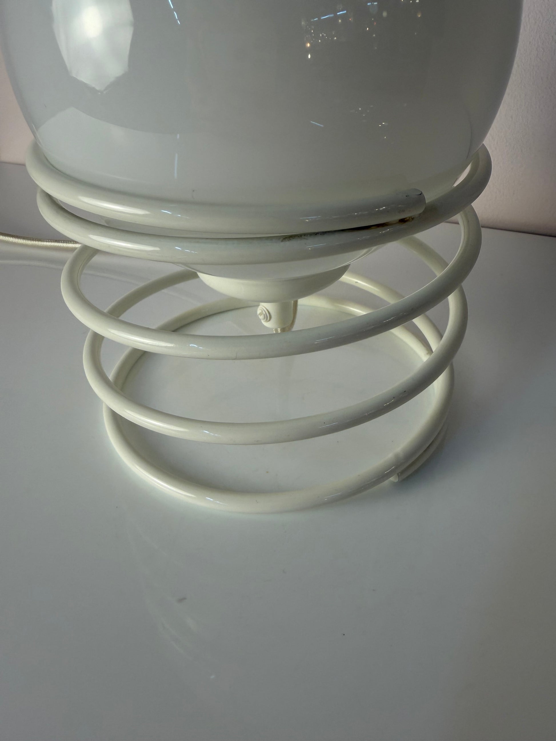 Tischlampe Spirale weiß von Massive Lighting