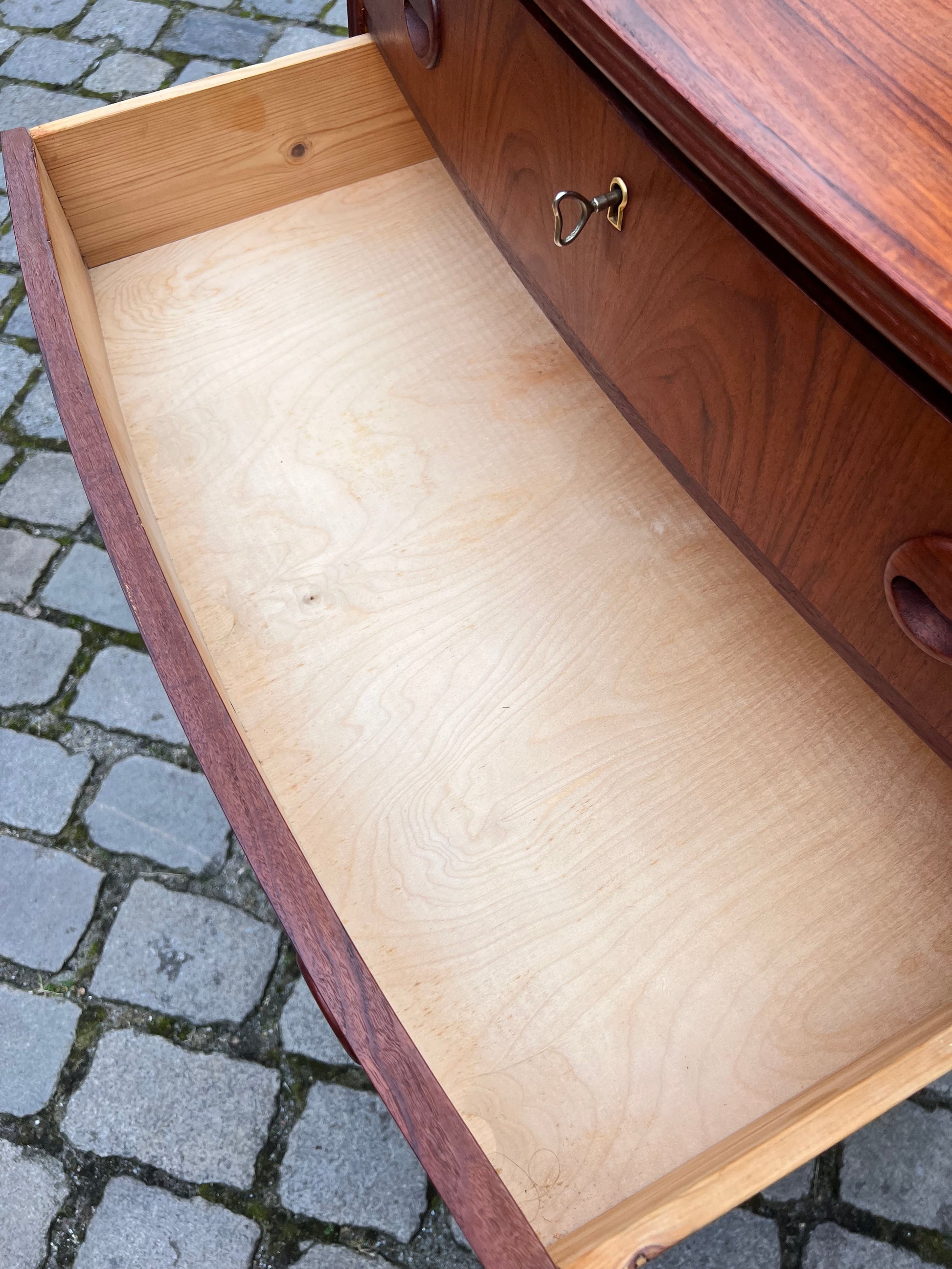 Kommode Teak mit gerundeter Front aus Dänemark