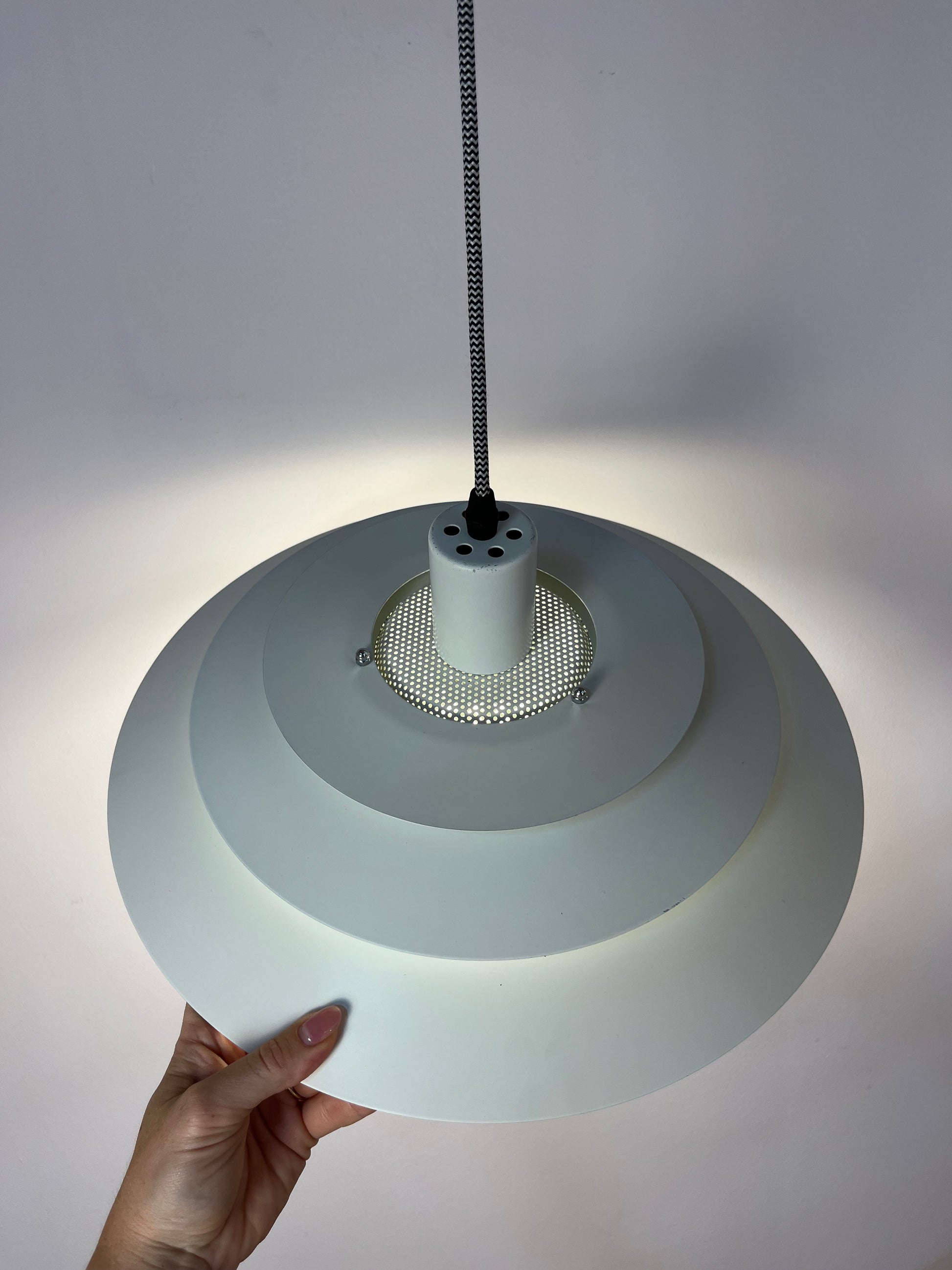 Lamellenlampe weiß mit marmorierter Glaslamelle von Jeka