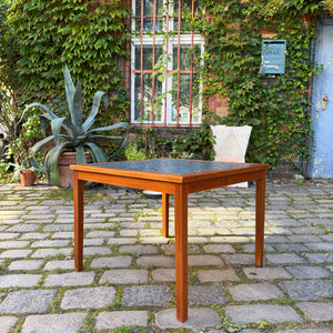 Quadratischer Beistelltisch Teak mit blauen Fliesen aus Dänemark