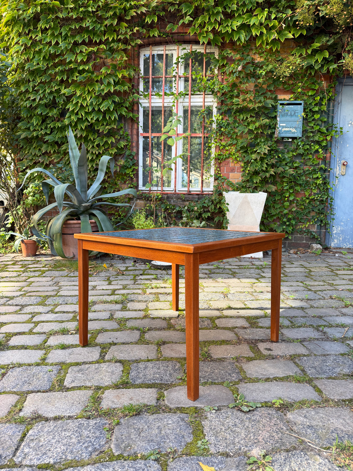 Quadratischer Beistelltisch Teak mit blauen Fliesen aus Dänemark