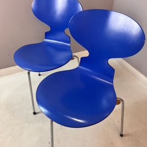 Ameise Stuhl Modell 3100 dreibeinig blau von Arne Jacobsen für Fritz Hansen