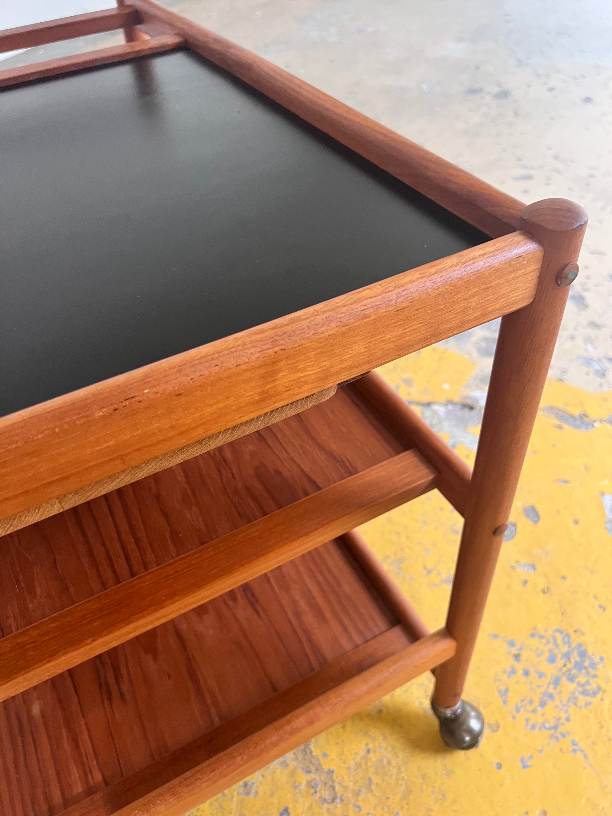 Barwagen Teak von Nissen Dänemark