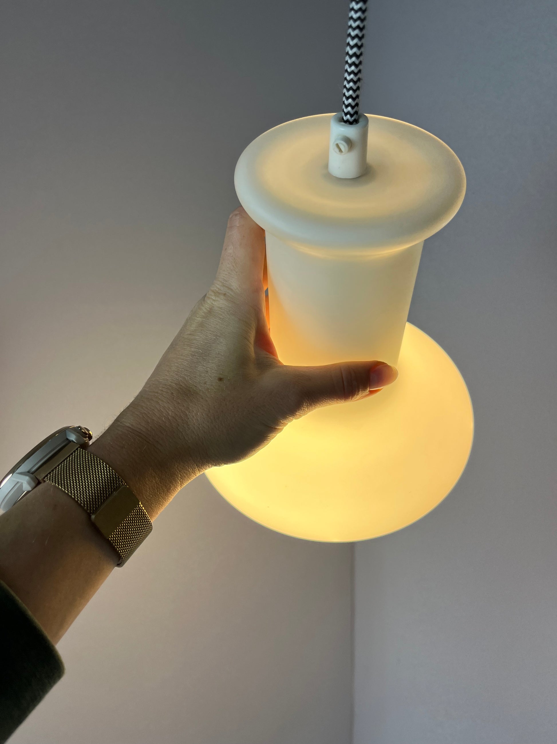 Hängelampe weiß Opalglas von Lightskaer Lighting