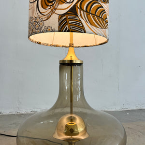 Stehlampe mit Rauchglasfuß und floralem Schirm