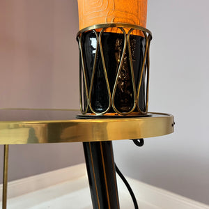 Tisch mit Stehlampe