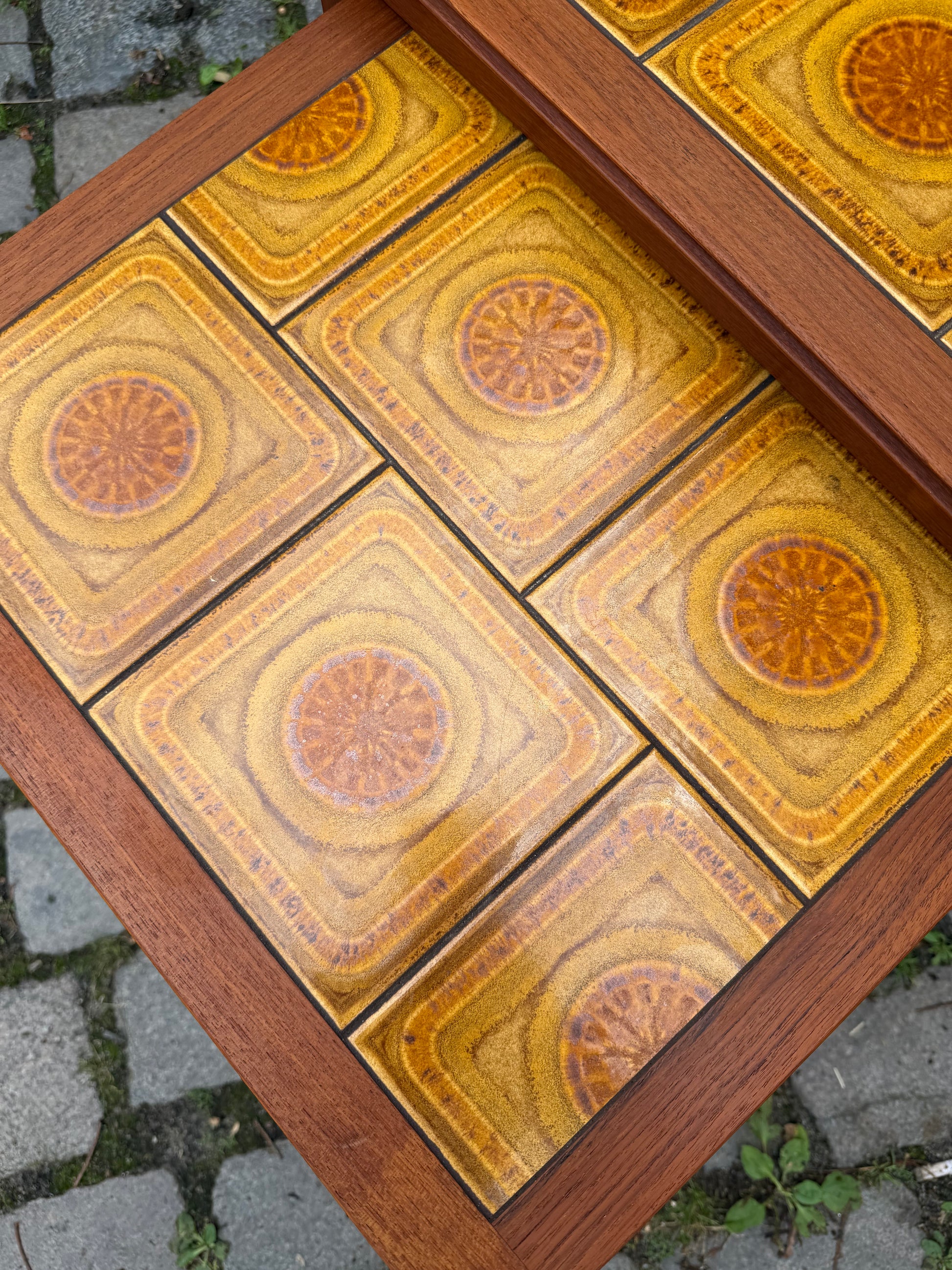 Set: 2 Satztische Teak & gelbe Fliesen aus Dänemark