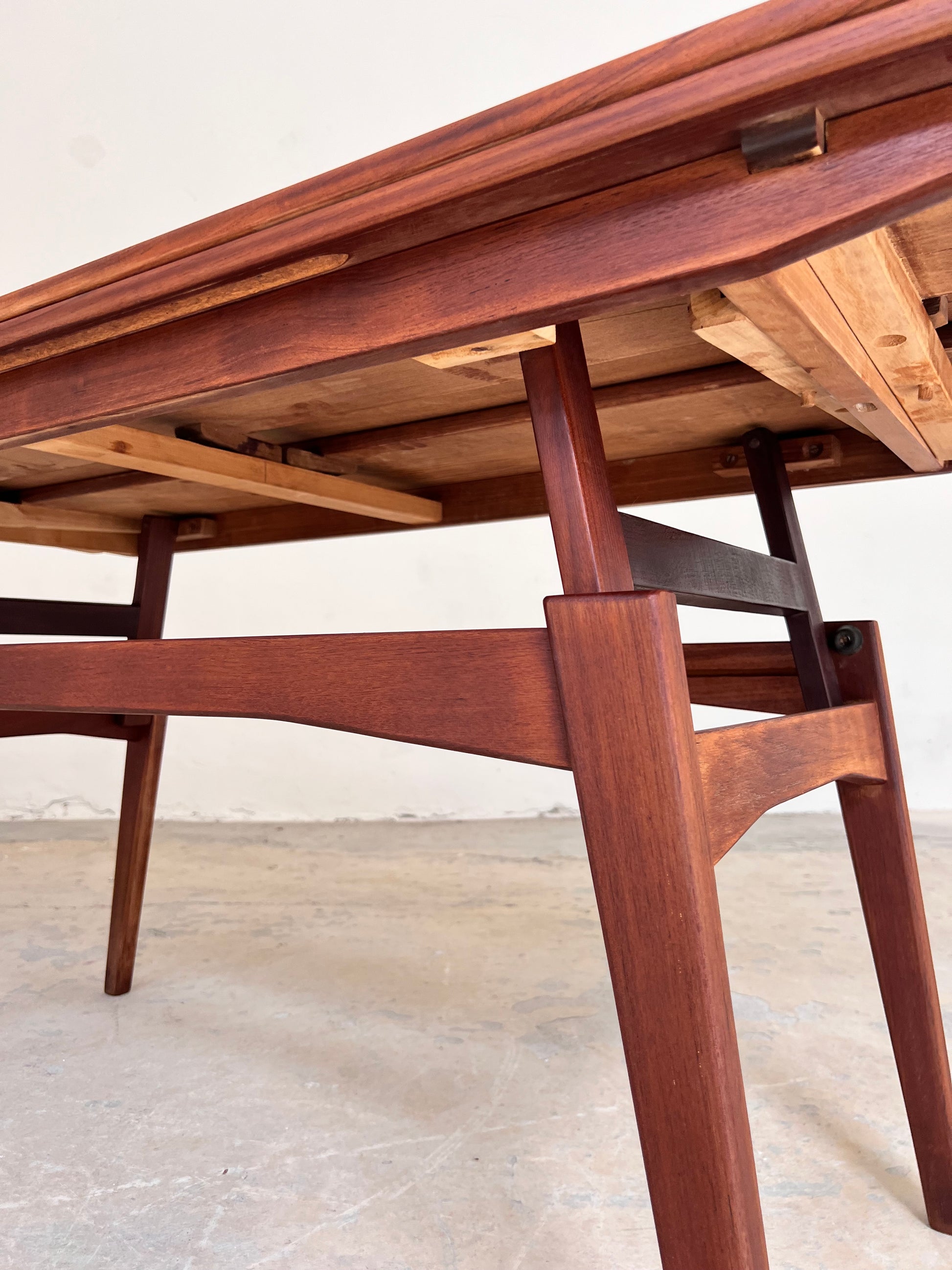 Höhenverstellbarer Couchtisch Teak mit Auszügen aus Dänemark