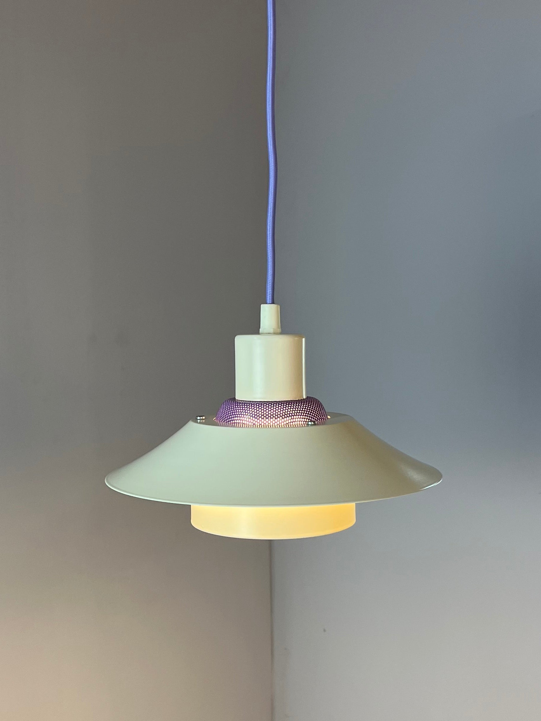 Lamellenlampe Modell Garda lila weiß von Design Light