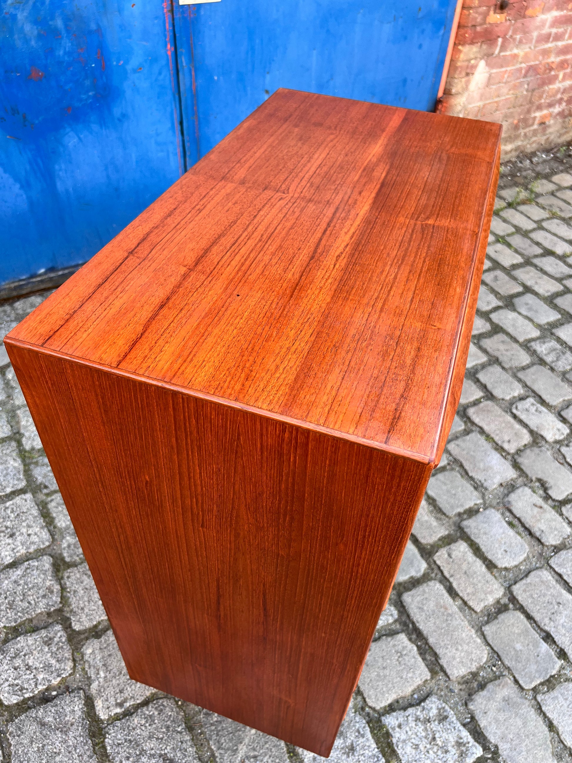 Kommode Teak mit durchgängigen Griffen