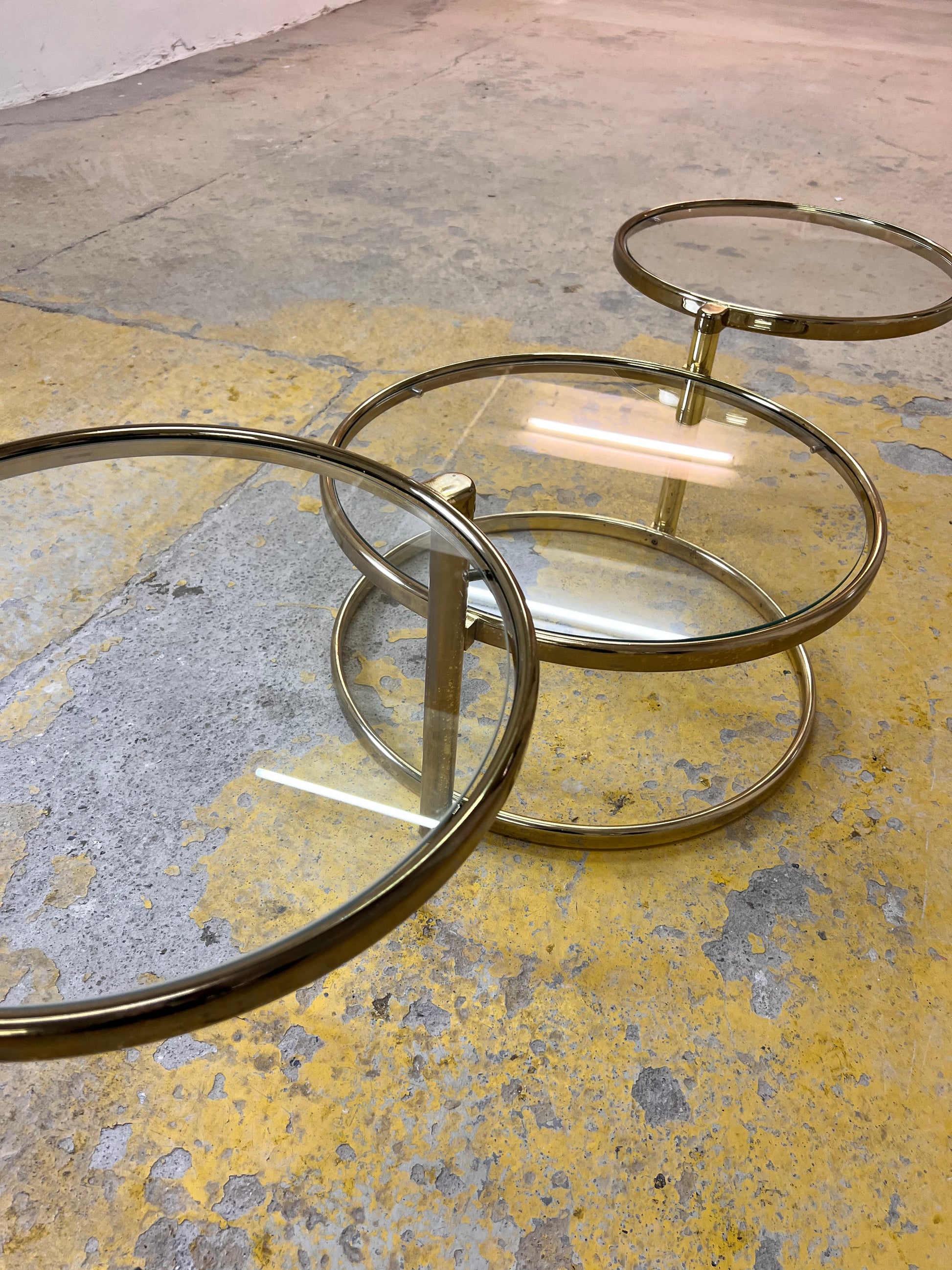 Runder Couchtisch Messing Glas mit drehbaren Tischplatten