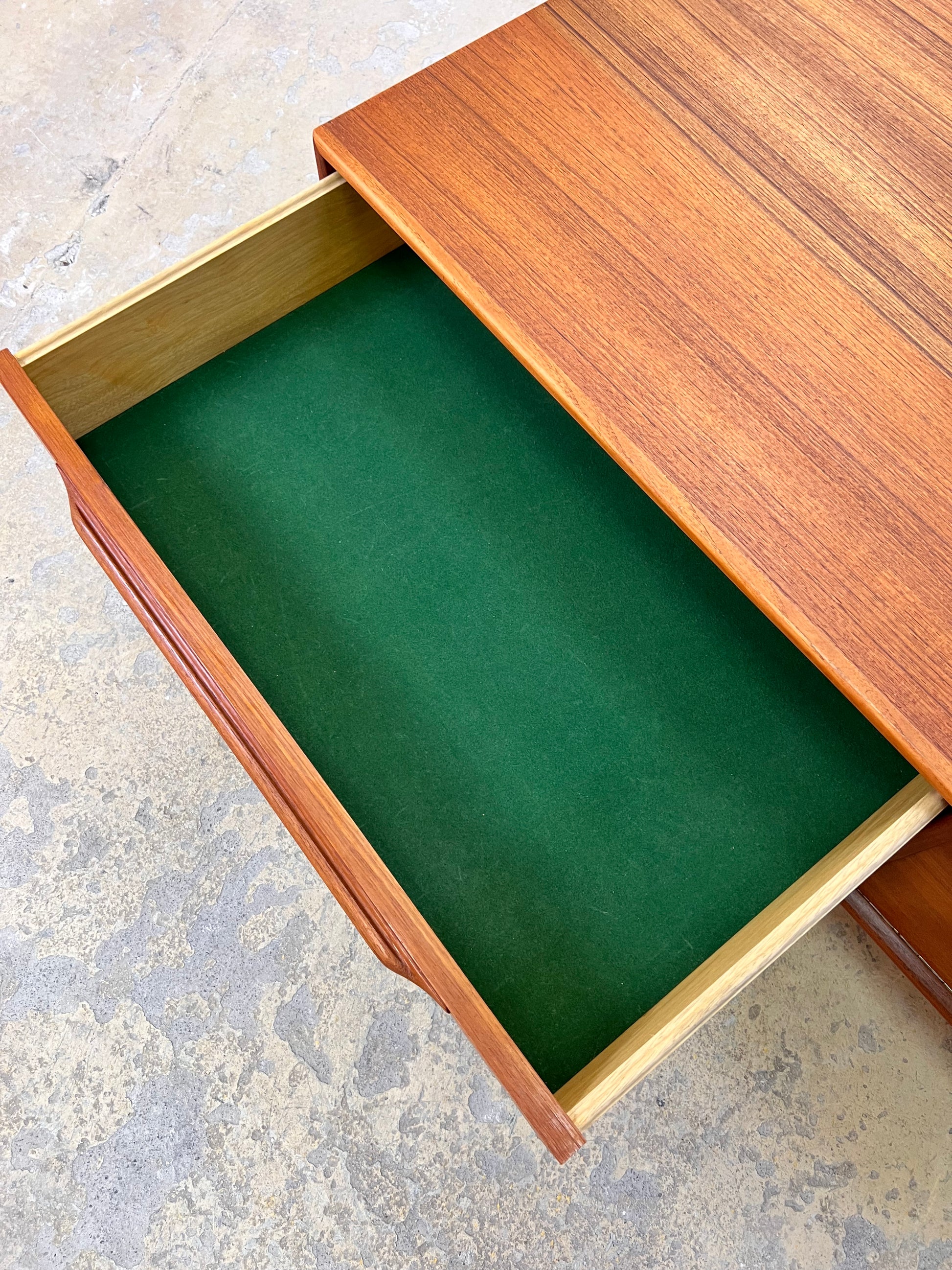 Lowboard Teak mit neuen Metallbeinen von rt Möbel