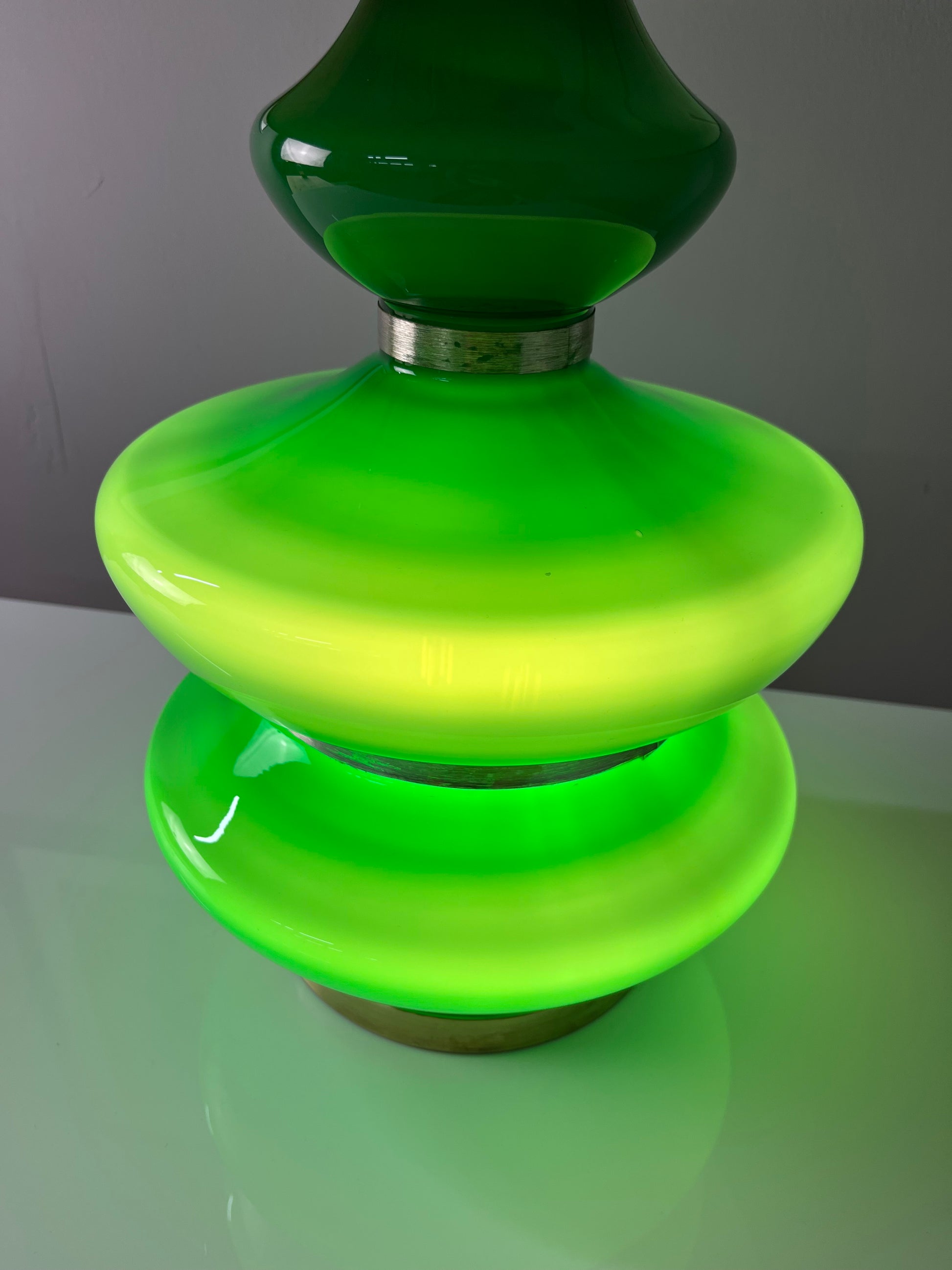 Tischlampe grün mit leuchtendem Glasfuß und floralem Schirm von Doria