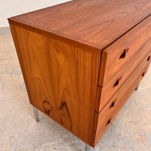 Kommode Teak mit neuen Chromfüßen von H. W. Klein für Bramin