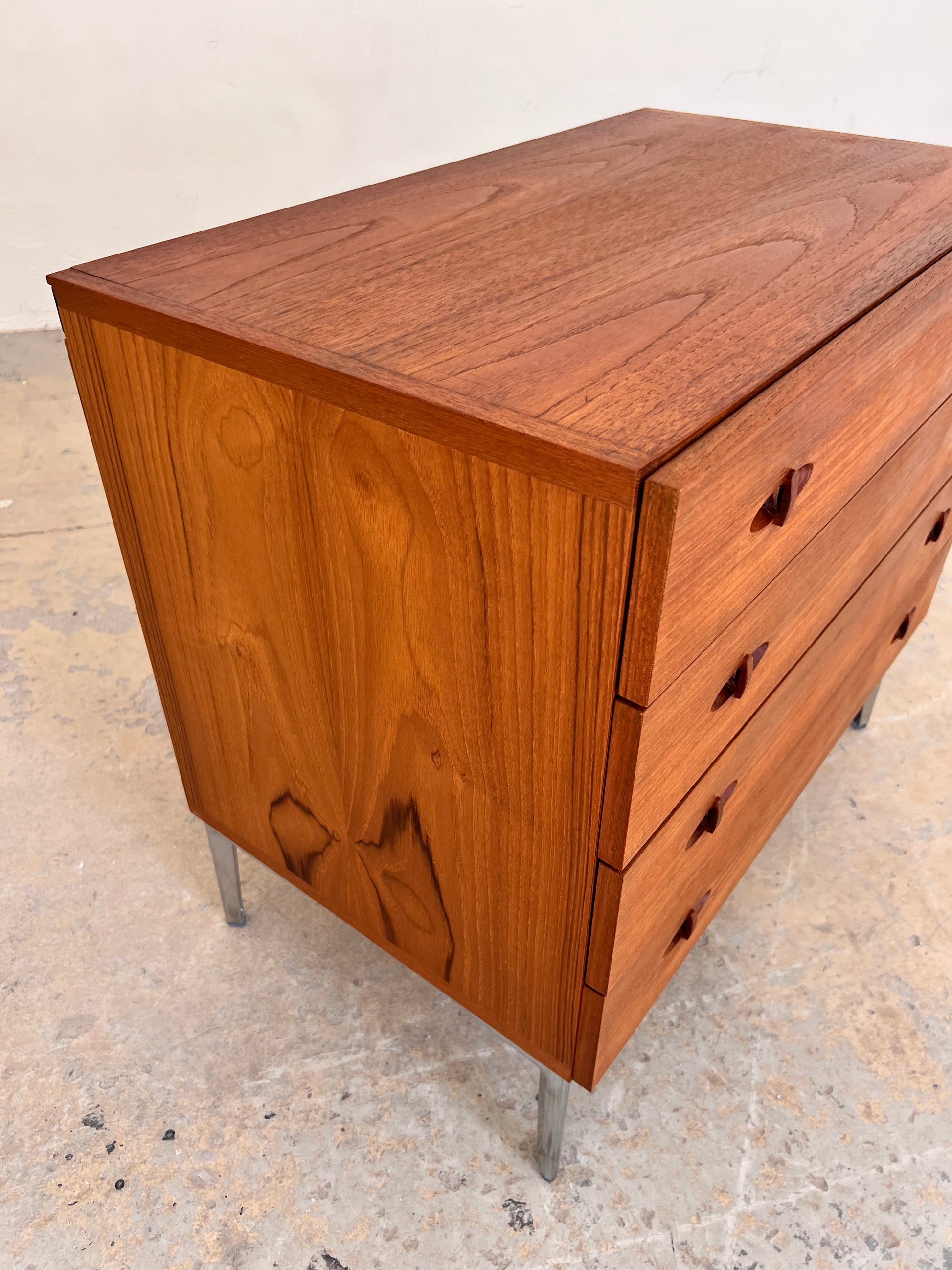 Kommode Teak mit neuen Chromfüßen von H. W. Klein für Bramin