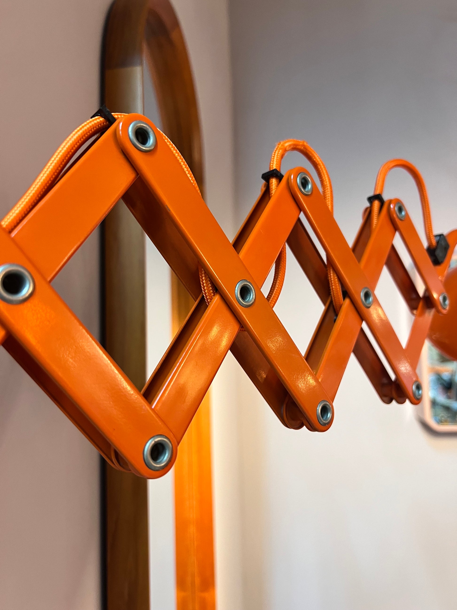 Wandlampe orange von Hustadt Scherenlampe