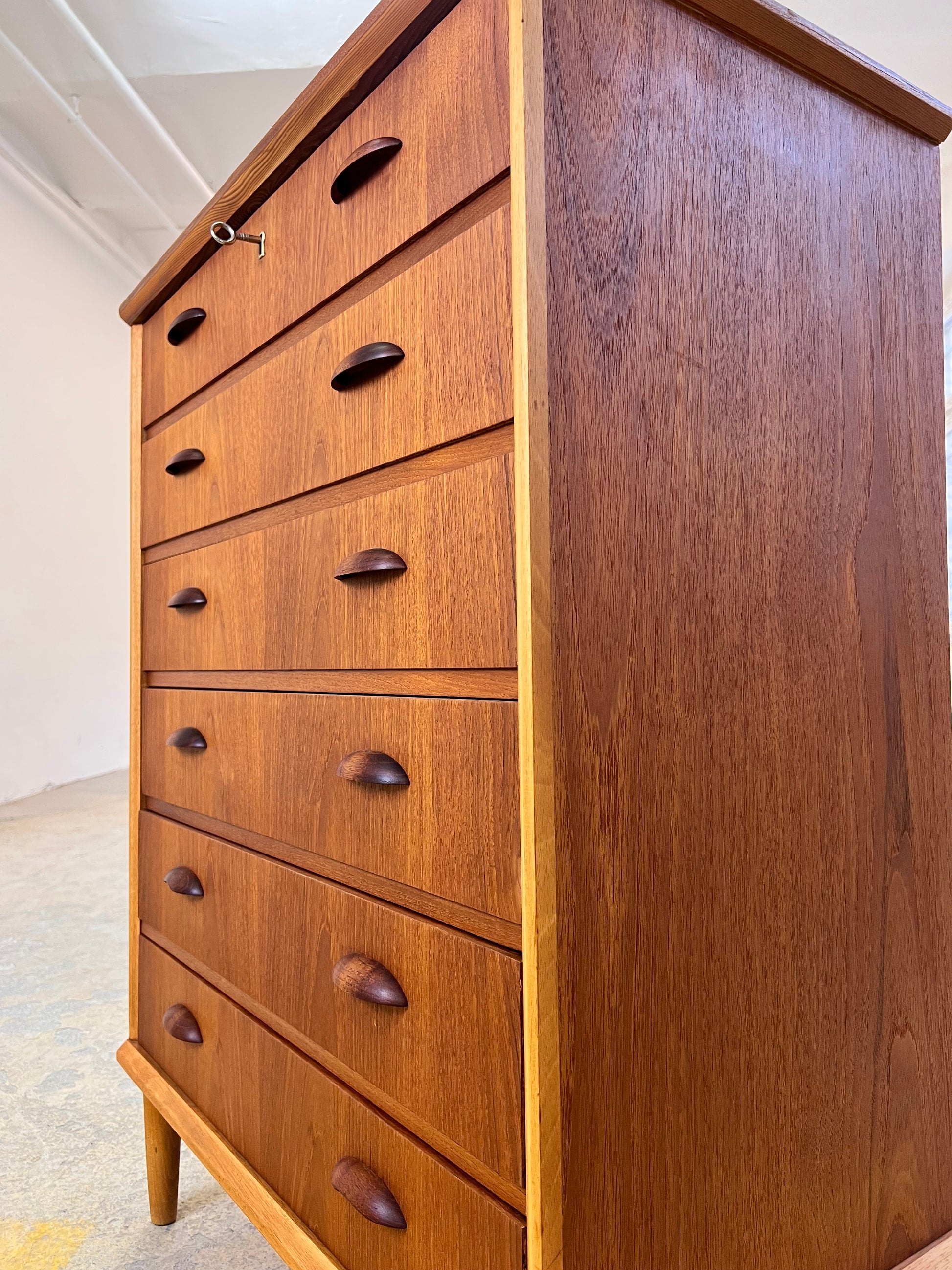 Kommode Teak mit Muschelgriffen aus Dänemark