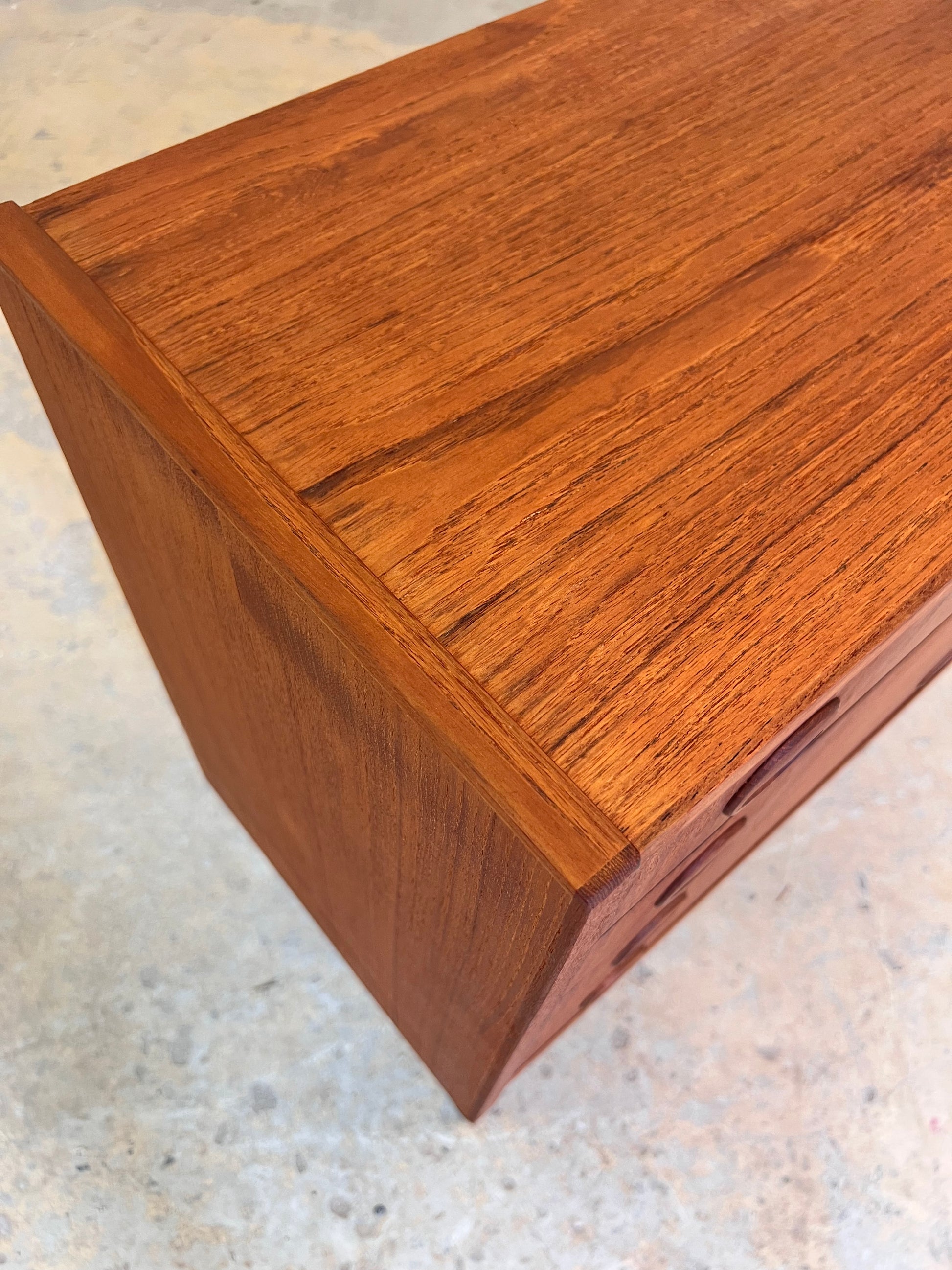 Kommode Teak mit runden Griffmulden aus Dänemark