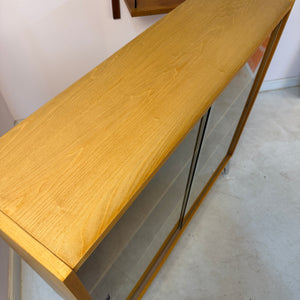 Vitrine Esche mit hellblauer Rückwand & neuen Chromfüßen von Hellerau