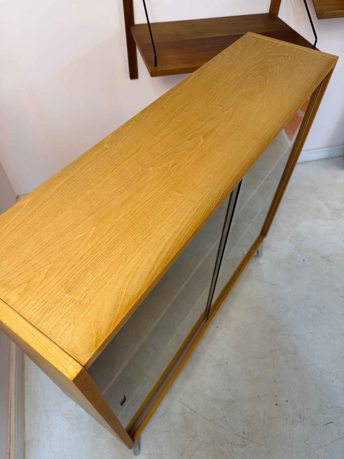 Vitrine Esche mit hellblauer Rückwand & neuen Chromfüßen von Hellerau