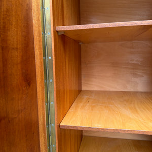 Kleiderschrank Ahorn mit cremefarbener Deckplatte