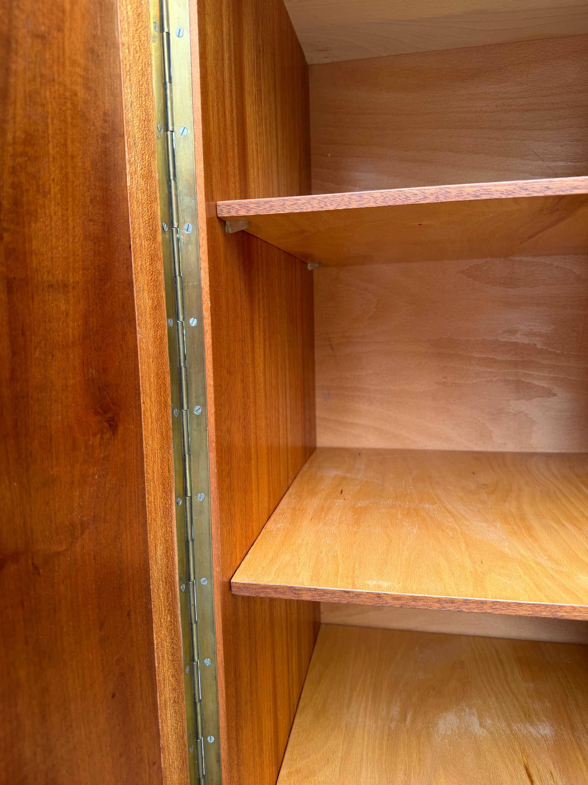 Kleiderschrank Ahorn mit cremefarbener Deckplatte