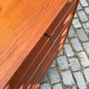 Kommode Teak mit Muschelgriffen & Schloss aus Dänemark