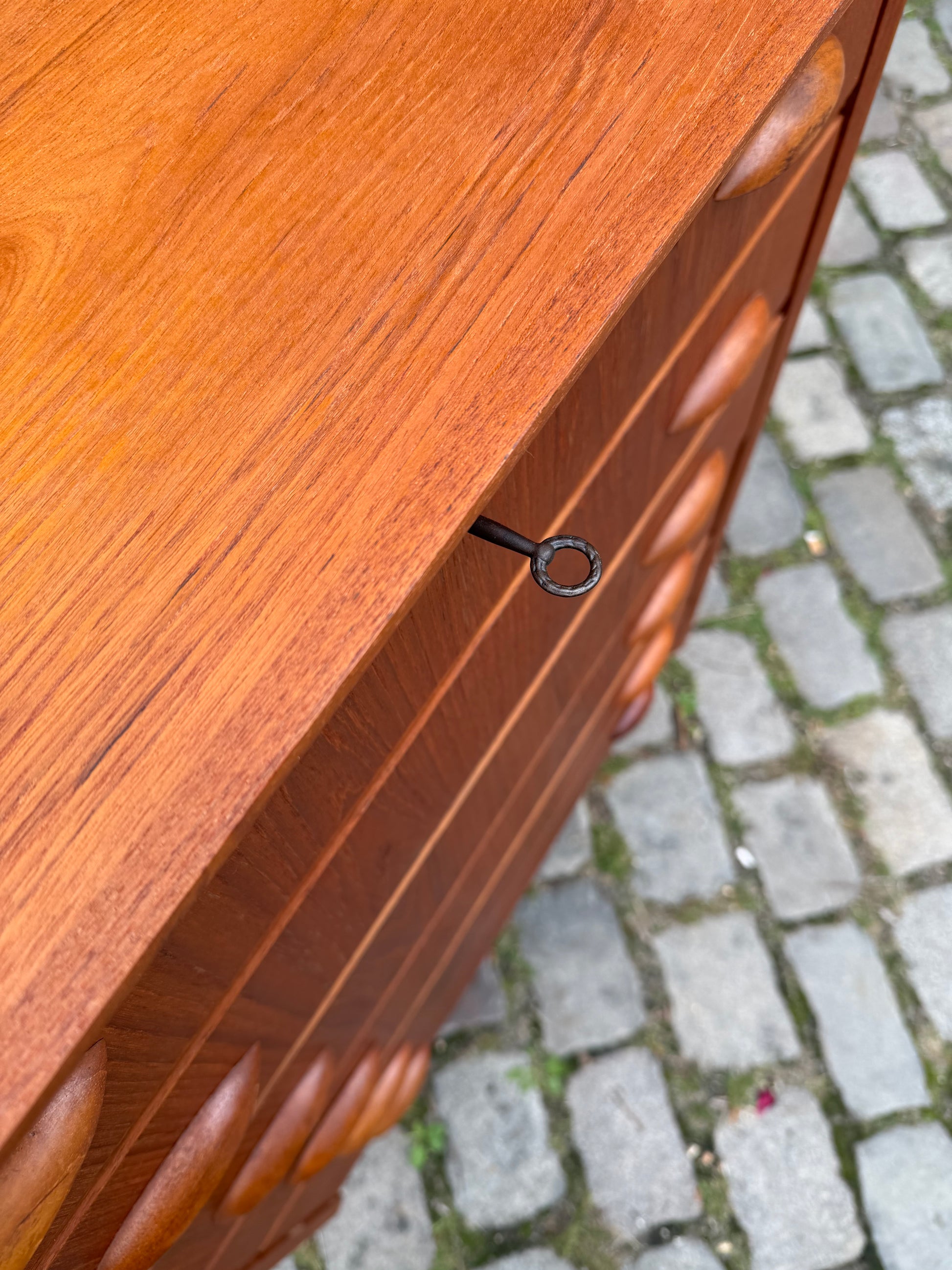 Kommode Teak mit Muschelgriffen & Schloss aus Dänemark