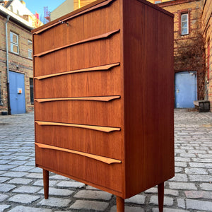 Kommode Teak mit durchgehenden Griffen und Schloss aus Dänemark