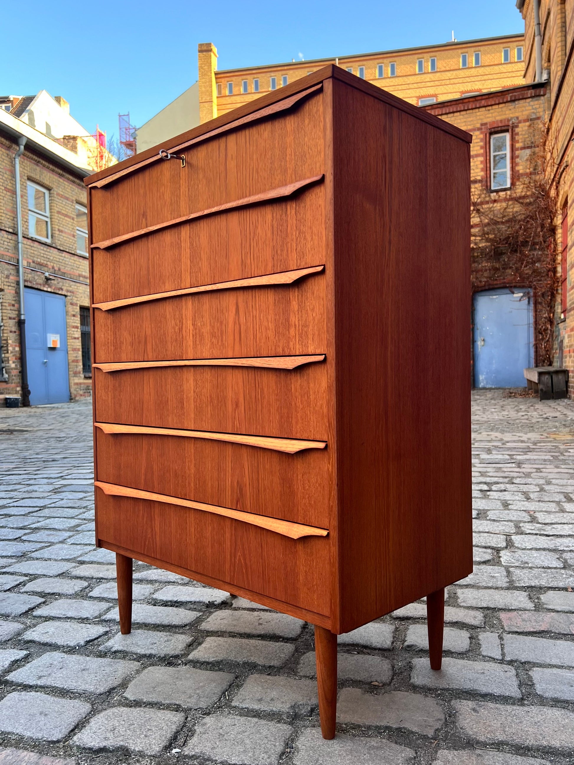 Kommode Teak mit durchgehenden Griffen und Schloss aus Dänemark