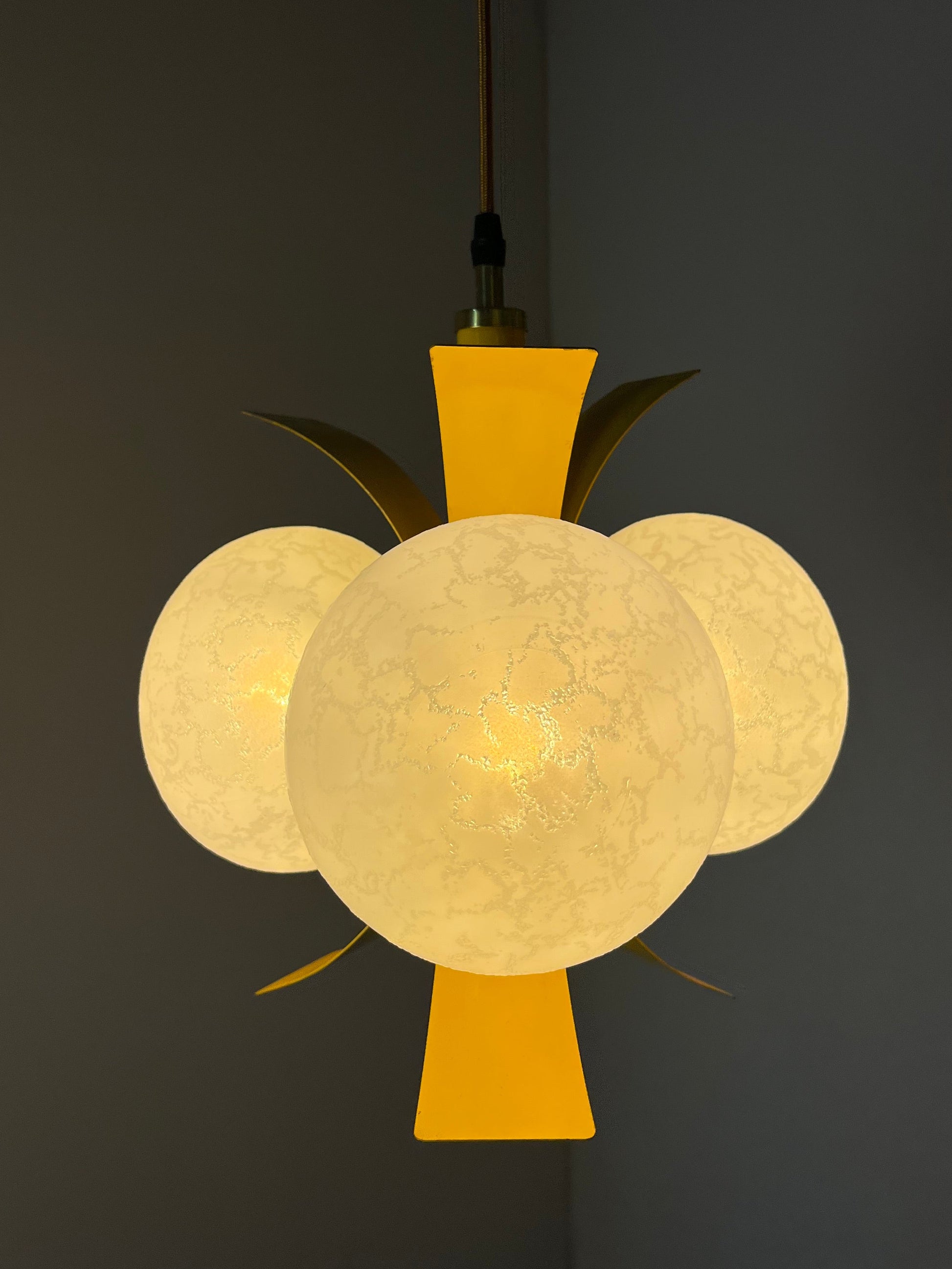 Hängelampe gelb weiß von Richard Essig