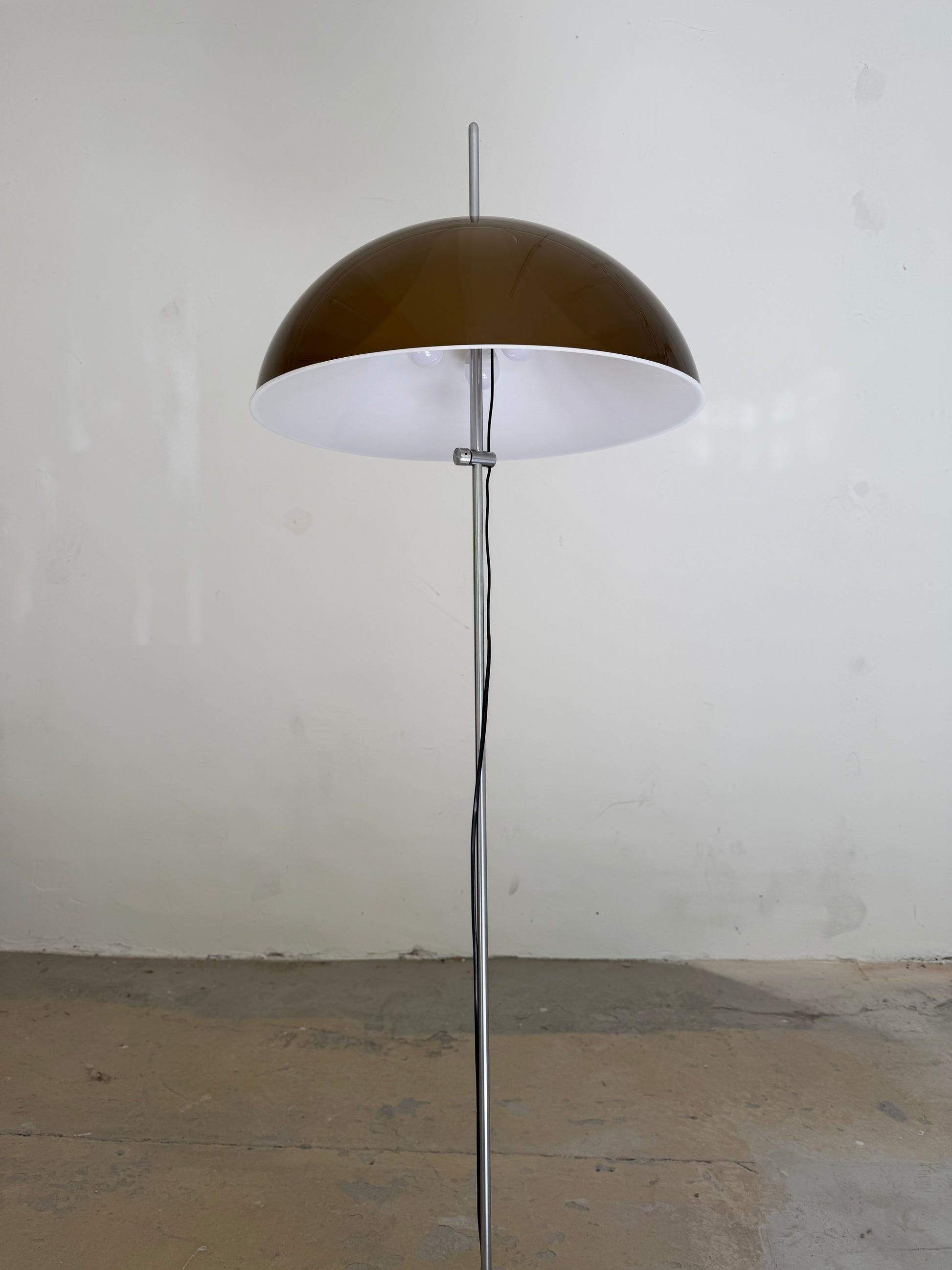 Stehlampe braun weiß Acryl Chrom von Elio Martinelli