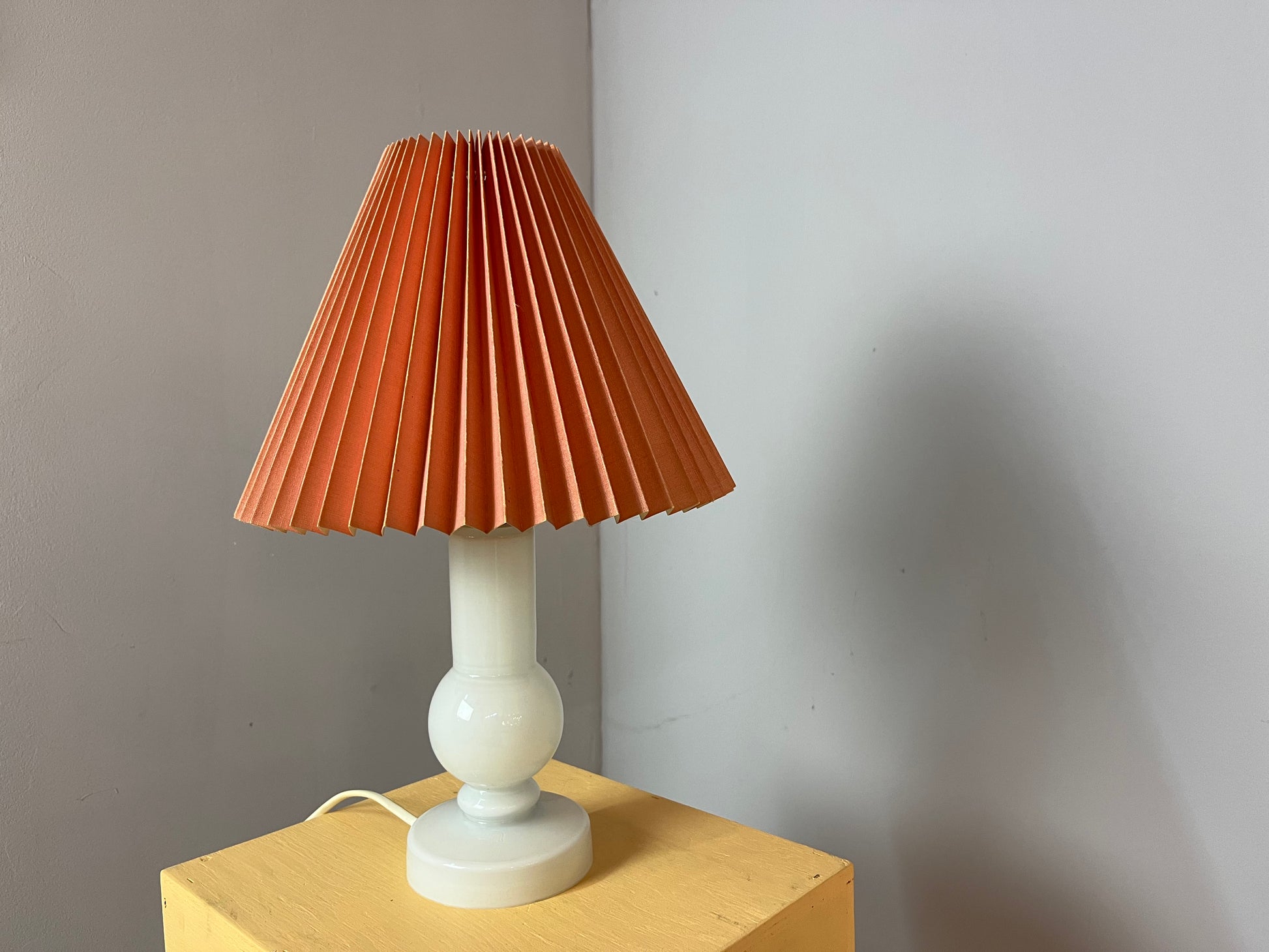 Tischlampe weiß Glas mit rosa Schirm