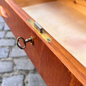 Kleine Kommode mit Muschelgriffen & Schloss aus Dänemark