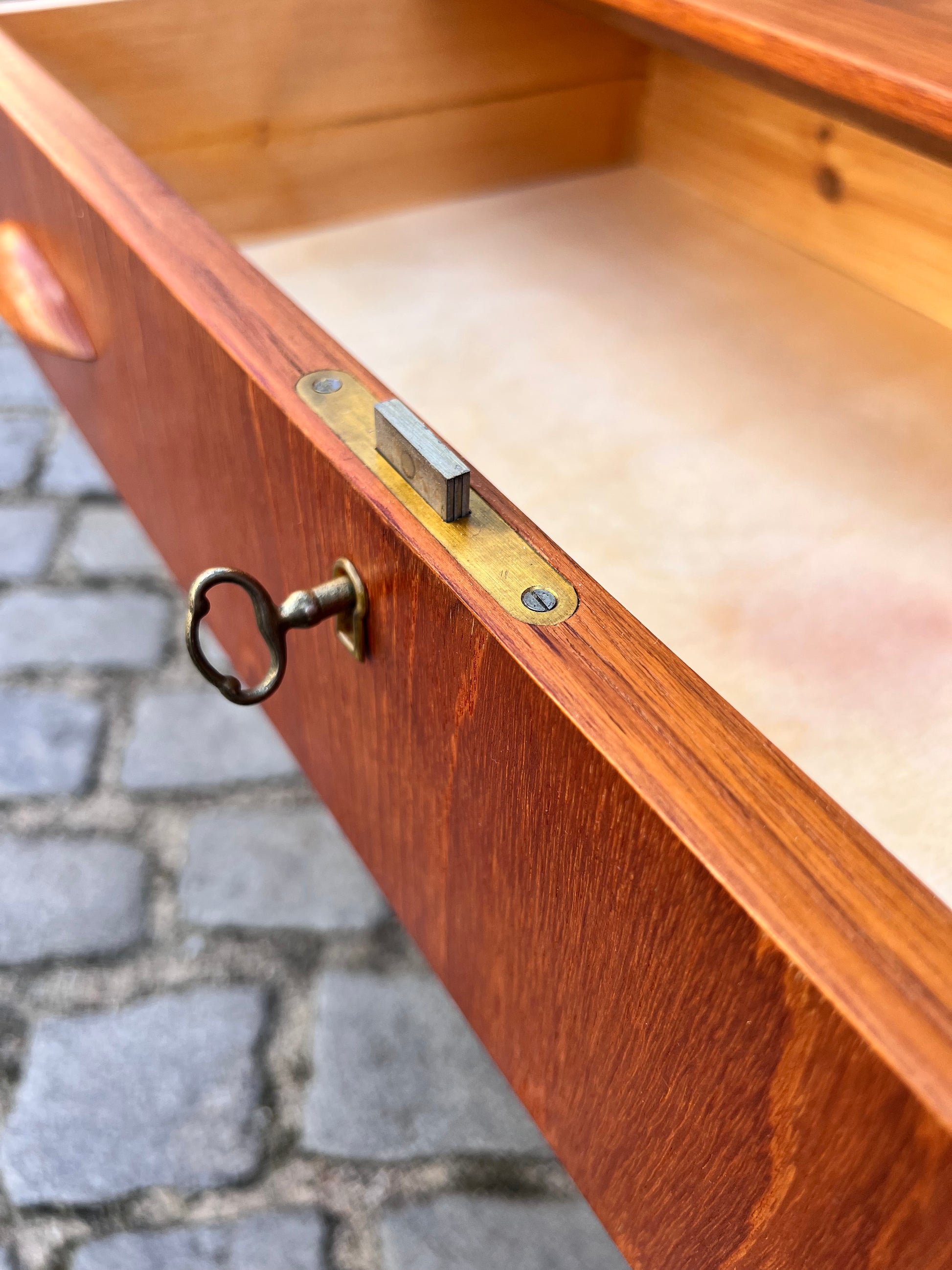 Kleine Kommode mit Muschelgriffen & Schloss aus Dänemark