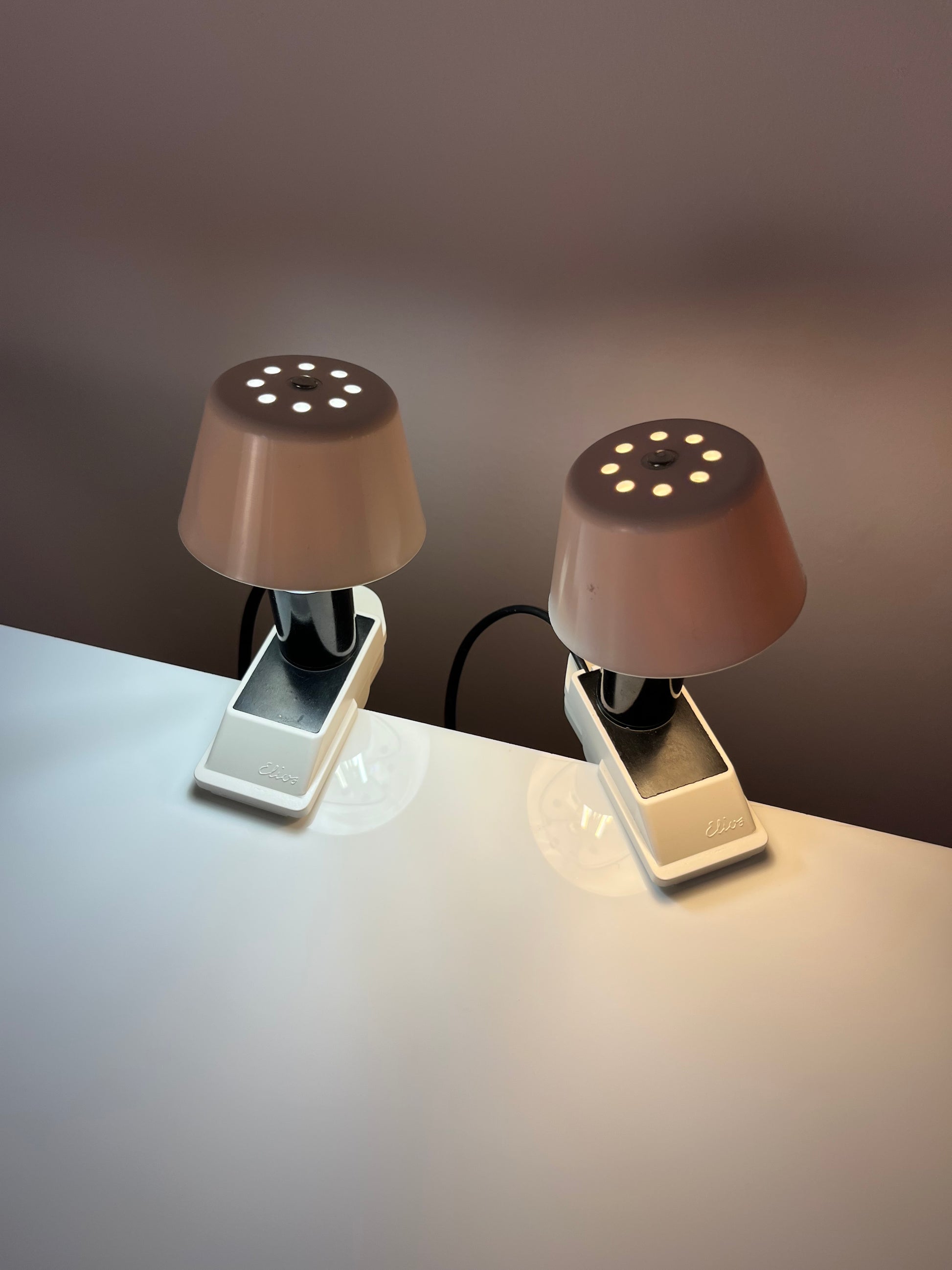 Klemmlampe weiß mit Metallschirm von Elios