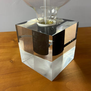 Tischlampe in Acrylkubus