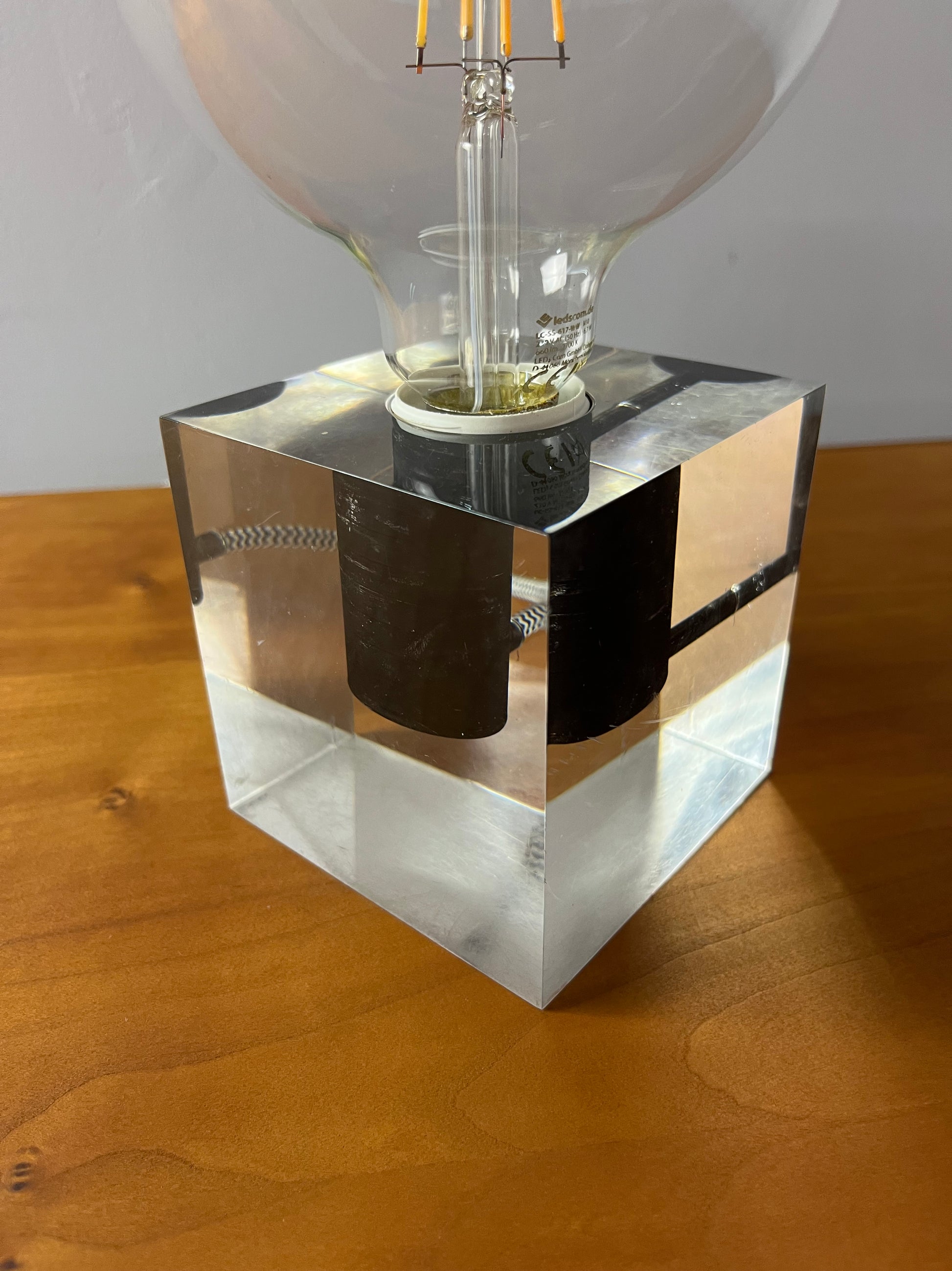 Tischlampe in Acrylkubus
