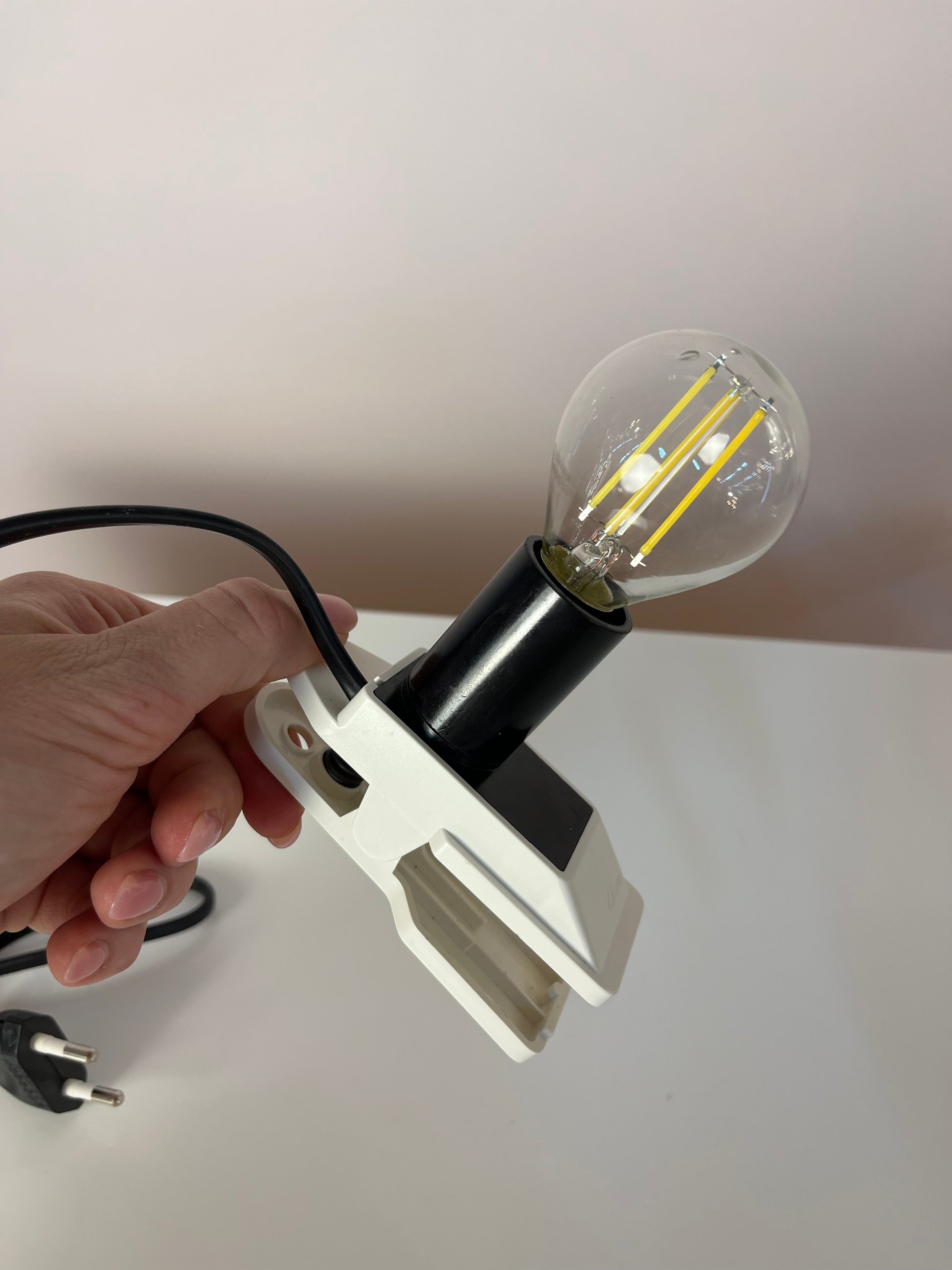 Klemmlampe weiß mit Metallschirm von Elios