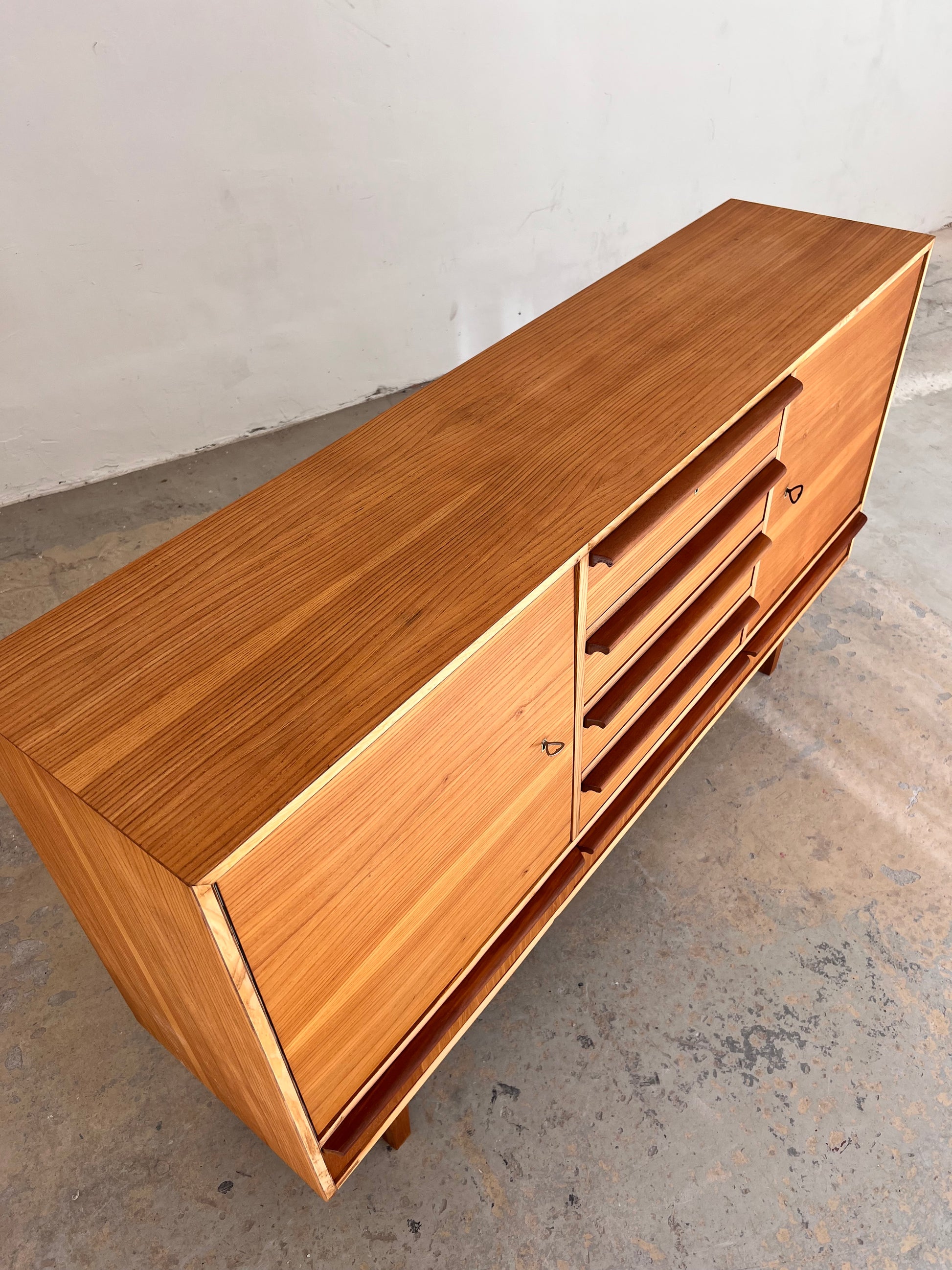 Sideboard Esche mit Schranktüren und Schubladen